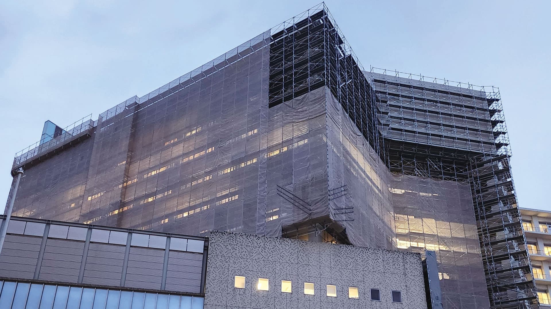 病院足場仮設工事